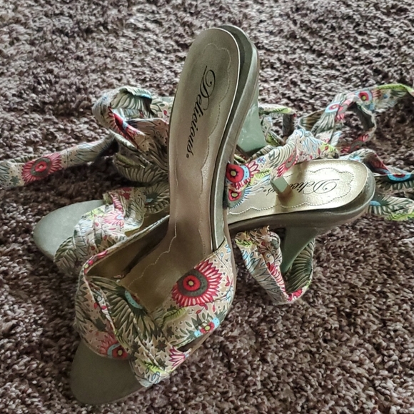 Delicious floral tie up heels - Picture 3 of 7